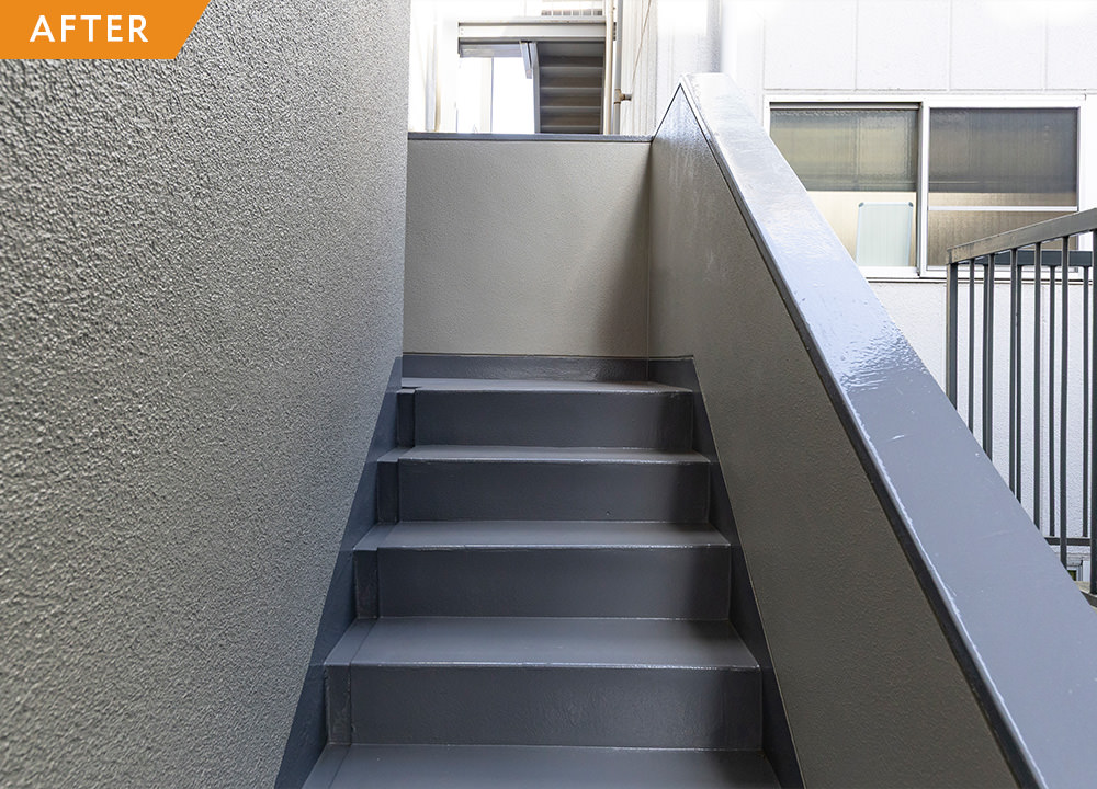 ダイノックシートと特注タイルで外観リニューアル