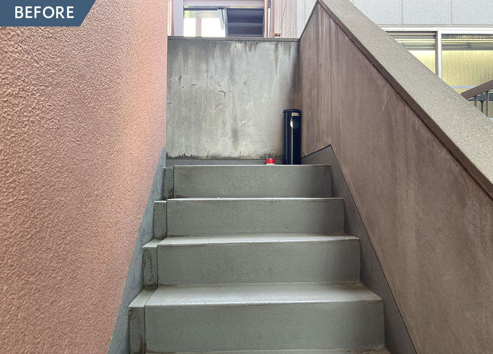 ダイノックシートと特注タイルで外観リニューアル